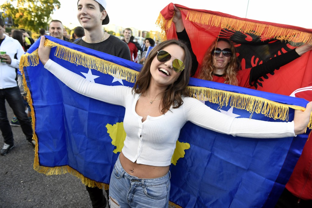 Tifozët e Kosovës me simbole shtetërore dhe kombëtare (Getty Images)