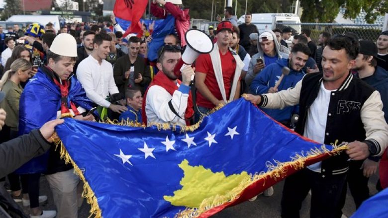 Polici finlandez pjesë e festës së Kosovës, mban flamurin në duar (Foto)