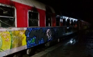 Përfshihet nga flakët treni i udhëtarëve në Vlorë (Video)
