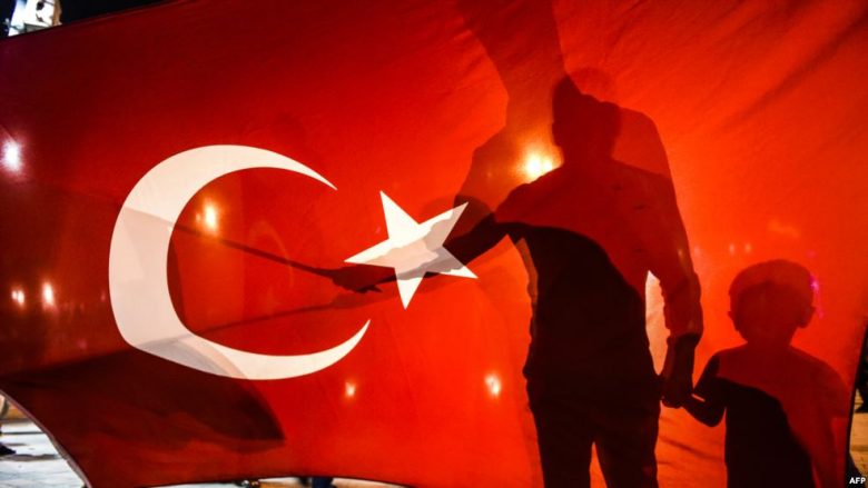 Turqia ka shkarkuar mbi 40,000 shërbyes civilë