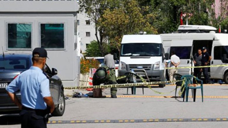 Tentoi të qëllonte me thikë rojën e Ambasadës së Izraelit në Ankara, plagoset agresori