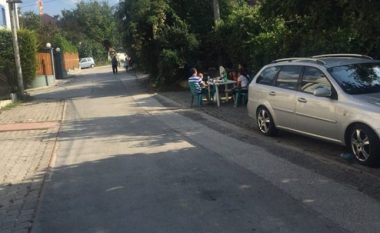 Qytetarët e Shkupit nuk futen në shtëpija pasi kanë frikë nga tërmetet (Foto)