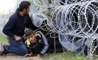 Kriza e refugjatëve: Gardhet nuk ndalin azilkërkuesit