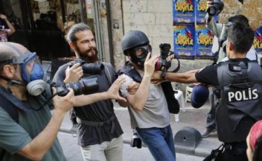 108 gazetarë të arrestuar në Turqi
