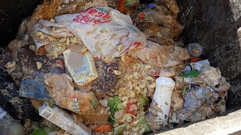 Mbeturinat e lëngshme i hedhin në kontejnerë: Gjellëtorja e “Arbërisë” irriton banorët! (Foto)