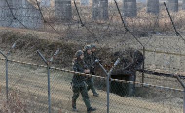 Ushtari ka ikur këmbë nga Koreja e Veriut në atë të Jugut