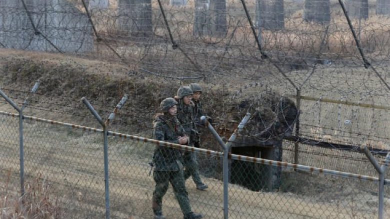 Ushtari ka ikur këmbë nga Koreja e Veriut në atë të Jugut
