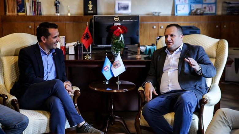 Kryetarët e komunave shqiptare takohen në Tiranë – para 28 Nëntorit