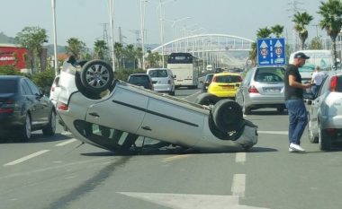 Aksident i frikshëm, shihni si u përmbys vetura në mes të autostradës Tiranë-Durrës (Video)