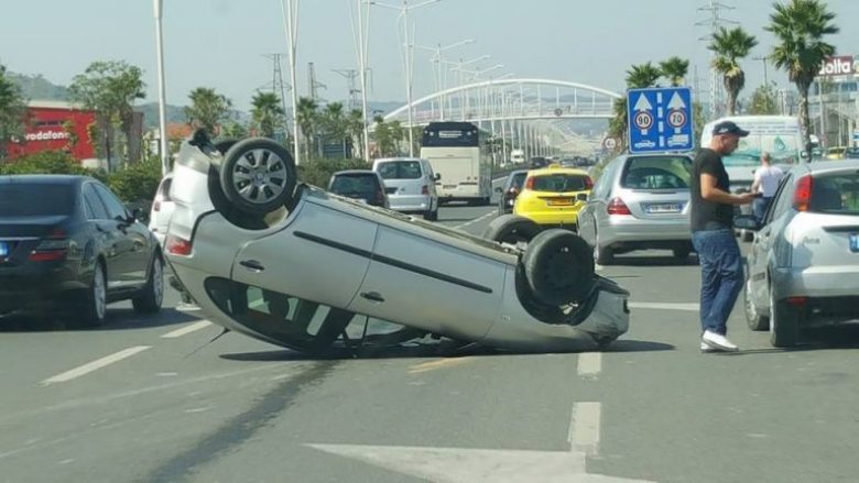 Aksident i frikshëm, shihni si u përmbys vetura në mes të autostradës Tiranë-Durrës (Video)