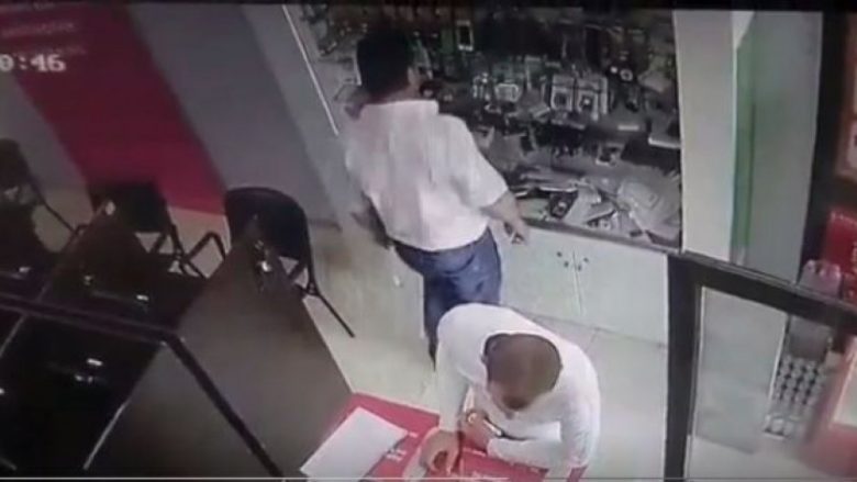 Burri në Tiranë vjedh iPhonin në dyqan pa u shqetësuar (Video)
