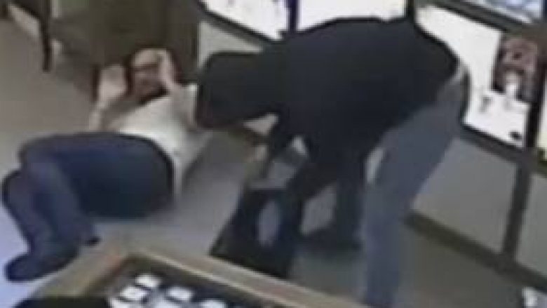 Dështon grabitja e argjendarisë, shqiptari dhe italiani qëllojnë policinë (Video)