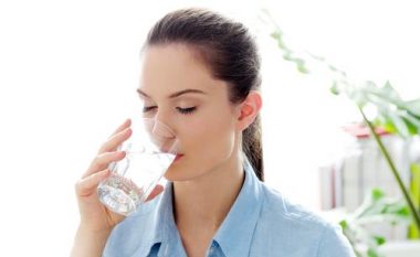 Gjashtë të mirat shëndetësore që i sjell konsumimi i ujit të ngrohtë