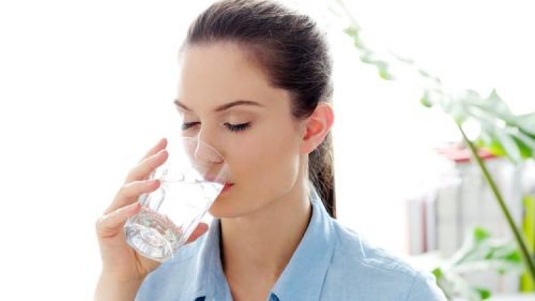 Gjashtë të mirat shëndetësore që i sjell konsumimi i ujit të ngrohtë