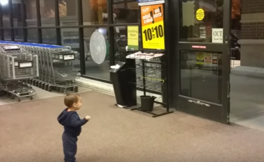 Shikoni reagimin e vogëlushit kur sheh dyert elektrike duke u mbyllur (Video)