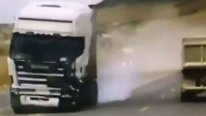Kamioni humb kontrollin përplaset me kolonën e dasmorëve, dy të vdekur (Foto/Video, +16)
