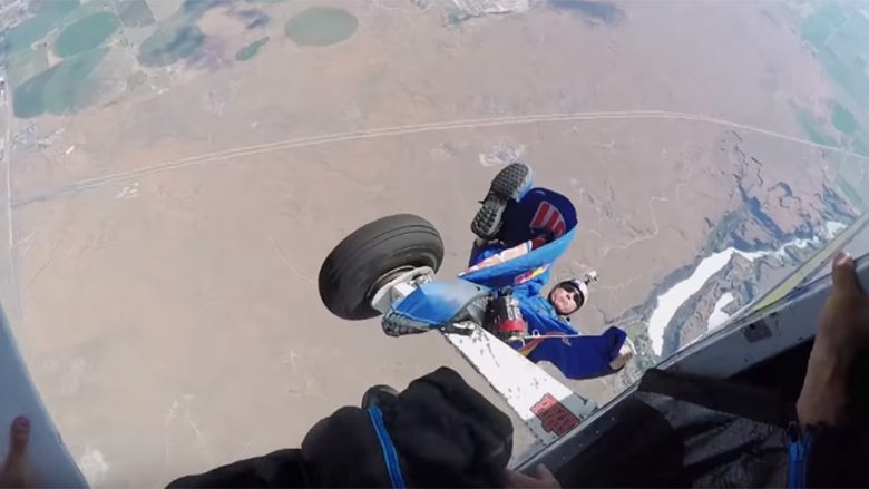 Parashutisti kërcen nga një lartësi prej 4 mijë metra, por kostumi i ngec në rrotat e aeroplanit (Foto/Video)