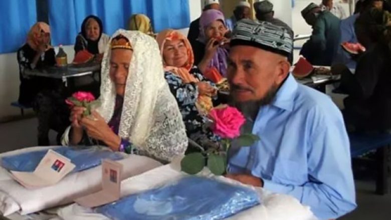 Dashuri në shikim të parë: Njihuni me burrin 71 vjeç që u martua me gruan 111 vjeçe, të cilën e takoi në shtëpinë e pleqve (Foto)