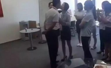 Shefi detyron punonjëset femra të rreshtohen çdo mëngjes në zyrën e tij, që t’i dhurojnë nga një puthje në buzë (Foto/Video)
