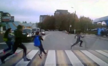 Momenti kur vetura godet fëmijët që po kalonin rrugën në vija të bardha (Foto/Video, +18)