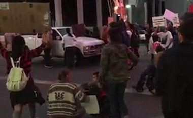 Momenti kur vetura shkel protestuesit dhe i tërheq zvarrë nëpër rrugë (Foto/Video, +18)