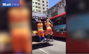 Mund të ndodhë vetëm në Brazil, twerk nga pastrueset në rrugë (Video)