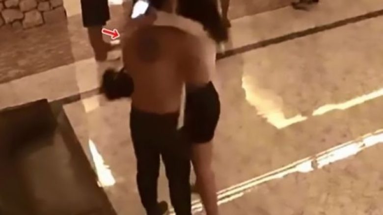 Kënaqësia që u kushtoi shtrenjtë: Pushuesit e hotelit tërheqin zvarrë çiftin e papërmbajtur, bënin zhurmë gjatë aktit seksual (Foto/Video, +16)
