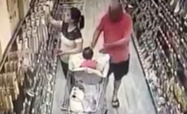 Kapet në flagrancë duke ia rrëmbyer foshnjën 14-muajshe në supermarket (Foto/Video)