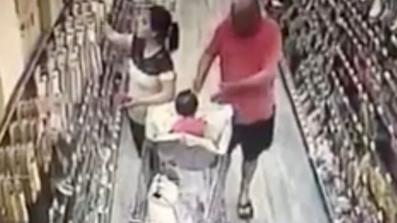 Kapet në flagrancë duke ia rrëmbyer foshnjën 14-muajshe në supermarket (Foto/Video)
