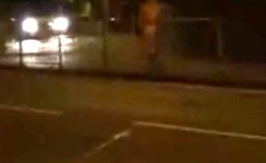Shëtit lakuriq nëpër rrugë, pasi u detyrua të del nga dritarja e shtëpisë për të shmangur kontaktin me burrin e të dashurës (Foto/Video)