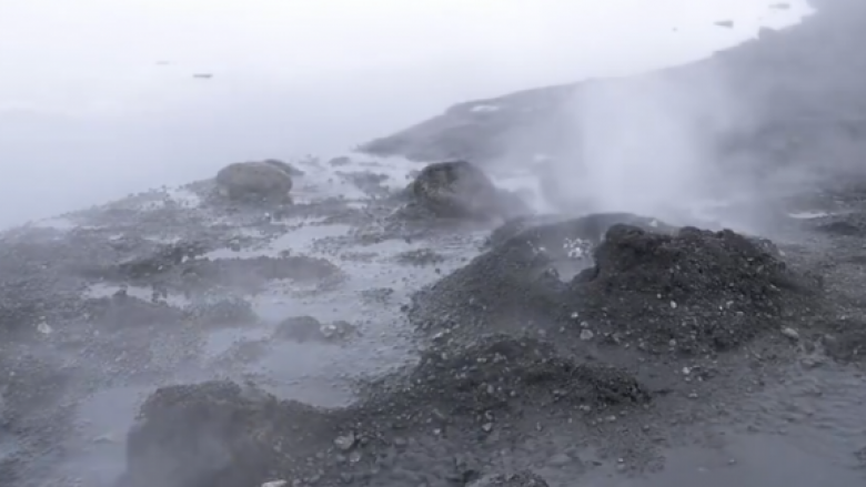 Shikoni si piqet buka në gejzerët e Islandës (Video)