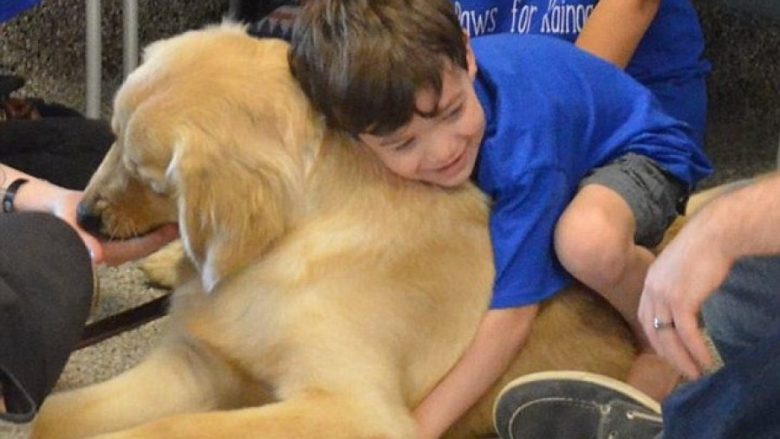 Djaloshi me autizëm gjen paqe vetëm tek qeni (Foto/Video)
