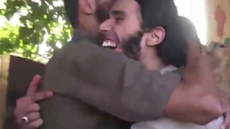Momenti kur xhihadisti kërcen nga gëzimi, pasi kishte fituar shortin që të hedh veten në erë në misionin e ardhshëm (Video)