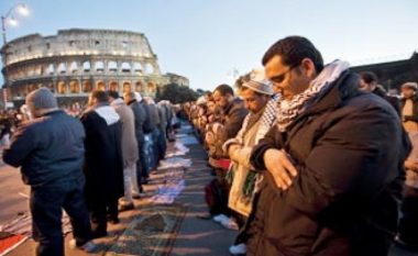 Myslimanët luten pranë Koloseumit: Respektoni të drejtat fetare (Video)