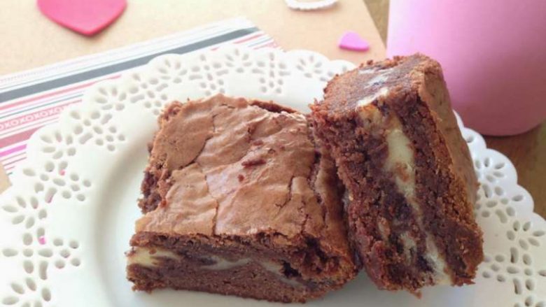 Ëmbëlsirë që të shkrihet në gojë: Kek me djathë dhe çokollatë