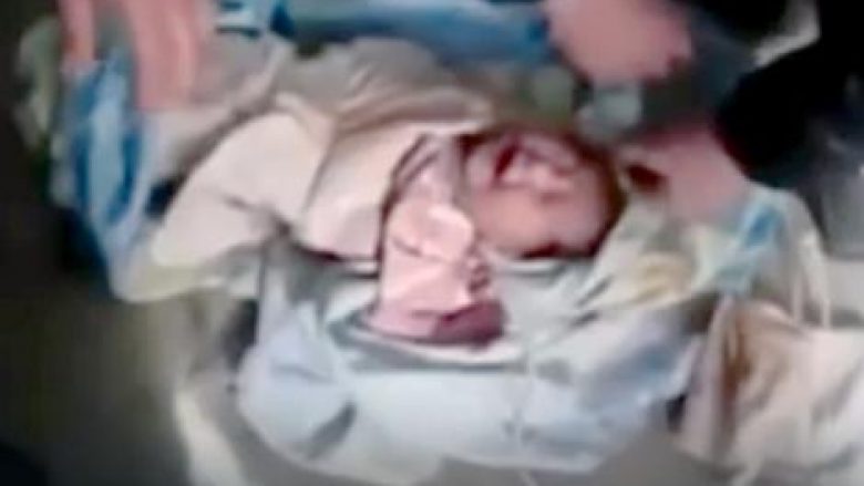 Momenti i shpëtimit të foshnjës së porsalindur që ishte braktisur nga e ëma në guaskën e tualetit (Foto/Video)