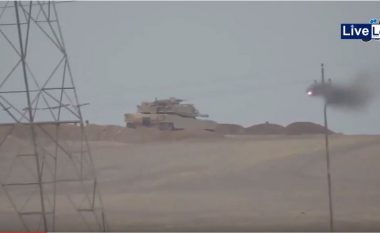 Momenti kur militantët e ISIS-it hedhin në erë tankun (Video)