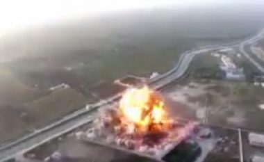 Talebanët filmojnë me dron momentin, kur kamikazi që po ngiste veturën plotë me eksploziv hedh në erë bazën ushtarake (Video, +18)