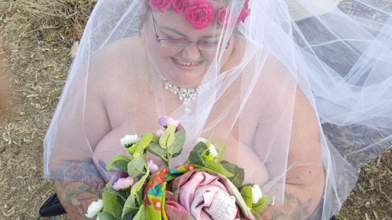 Nusja 165 kilogramë u martua nudo para 700 personave, ja arsyeja (Foto)