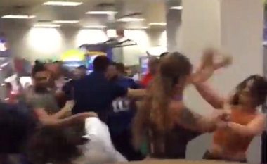 Festonin ditëlindjen e fëmijëve në restorant, por filluan të rrahën keq nënat, baballarët dhe kamerierët (Foto/Video, +18)