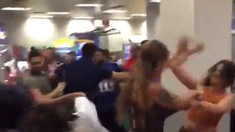 Festonin ditëlindjen e fëmijëve në restorant, por filluan të rrahën keq nënat, baballarët dhe kamerierët (Foto/Video, +18)