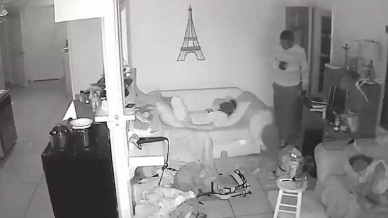 Hajnat vjedhin në shtëpi, teksa anëtarët e familjes flinin para syve të tyre (Video)