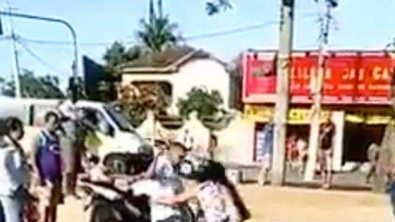 Dy meshkuj rrahin brutalisht femrën në mes të rrugës, qindra kalimtarë nuk ndërhyjnë për ta shpëtuar vajzën (Foto/Video, +18)