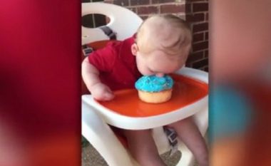 Provon tortën për herë të parë, shikoni reagimin e vogëlushit (Video)