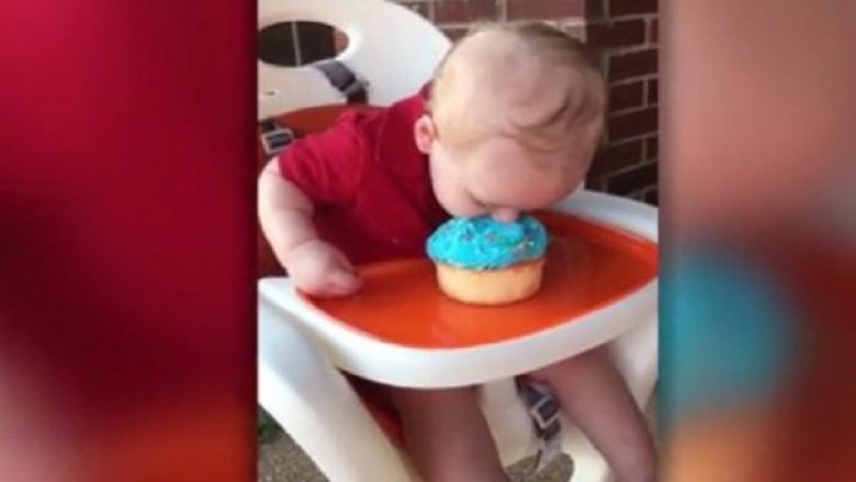 Provon tortën për herë të parë, shikoni reagimin e vogëlushit (Video)