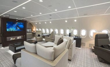 A është ky aeroplani më luksoz në botë? Beoing 787 me 40 karrige, dhoma gjumi, kuzhinë, tualet me xhakuzi dhe zyre pune (Foto)