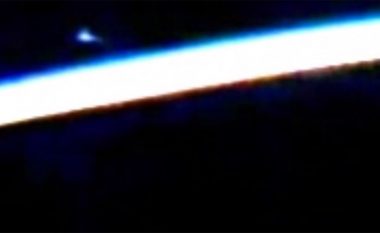 NASA ndërpret transmetimin live, shfaqen “UFO-të” në orbitën e Tokës  (Video)