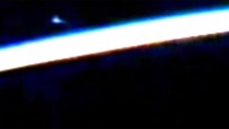 NASA ndërpret transmetimin live, shfaqen “UFO-të” në orbitën e Tokës  (Video)