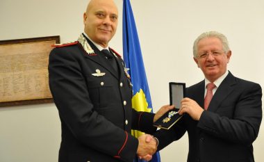 Ministri Hyseni i jep medalje gjeneralit italian Vincenzo Coppola