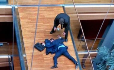 Rrahje në Parlamentin Evropian: Eurodeputeti britanik përfundon me fytyrë për tokë (Foto/Video)